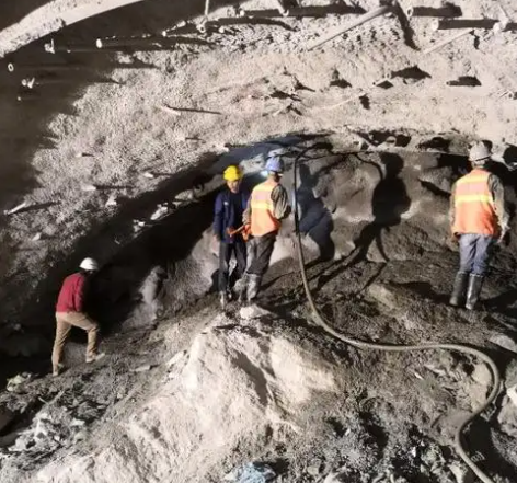 安达拱顶带模注浆料的施工流程及注意事项
